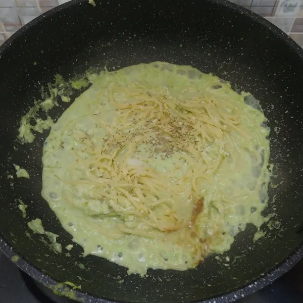 Terakhir masukkan pasta, aduk sebentar lalu bumbui dengan sedikit garam, oregano dan thyme secukupnya.