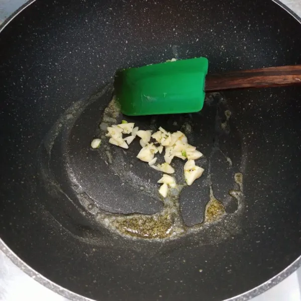 Lelehkan margarin. Masukkan bawang putih, masak sampai harum dan layu.