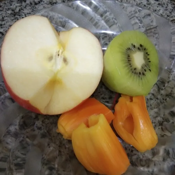 Siapkan buah apel, kiwi, dan nangka.