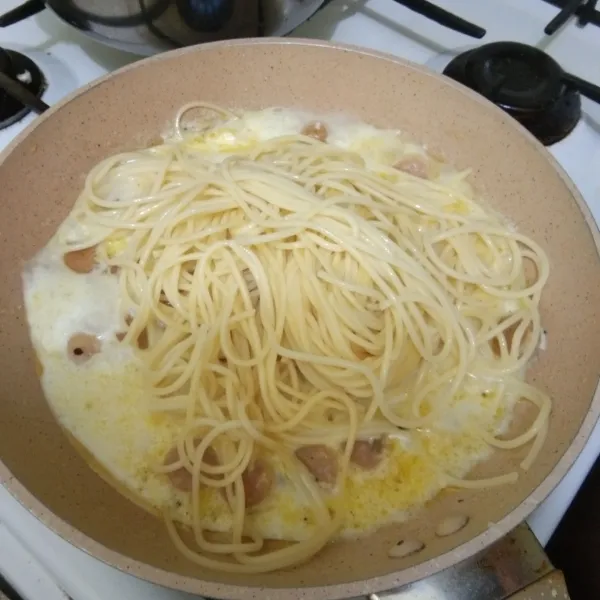 Masukkan spaghetti yang telah direbus, aduk rata, cicipi rasanya.