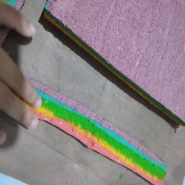 Setelah dingin rapikan bagian pinggir kue lalu hias bagian atas kue dengan butter cream dan beri taburan springkel, potong kue sesuai selera dan sajikan.