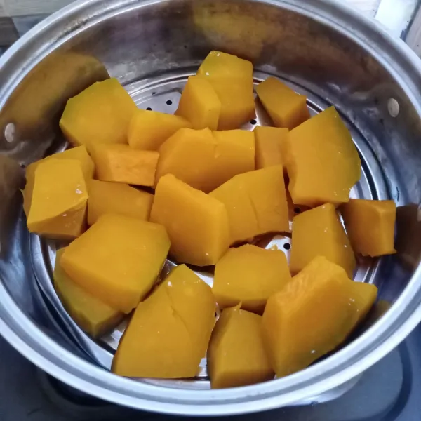 Kukus labu sampai matang.