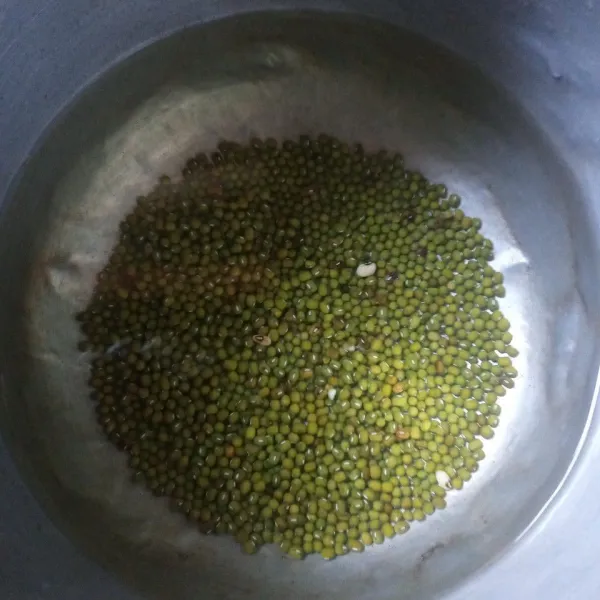 Bersihkan kacang hijau dari kotorannya, cuci bersih lalu rendam dengan 1600 ml air selama 1 jam.