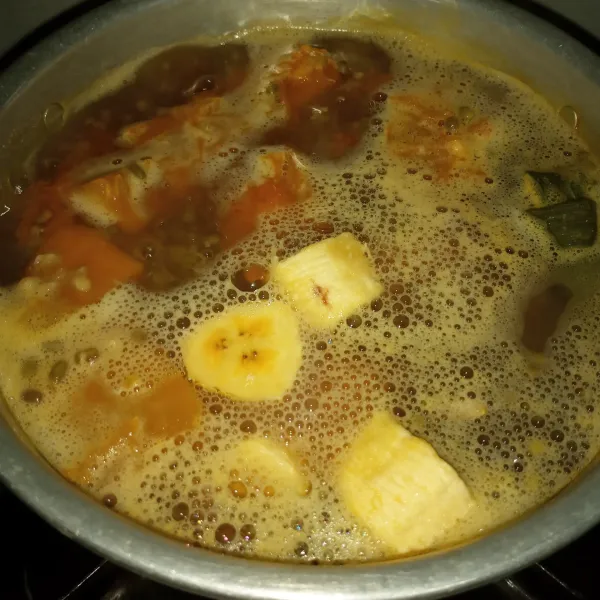 Masukkan pisang, gula dan garam, masak sampai mendidih kembali.