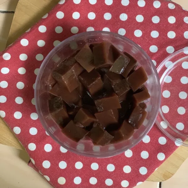 Siapkan jar, letakkan potongan jelly cokelat.