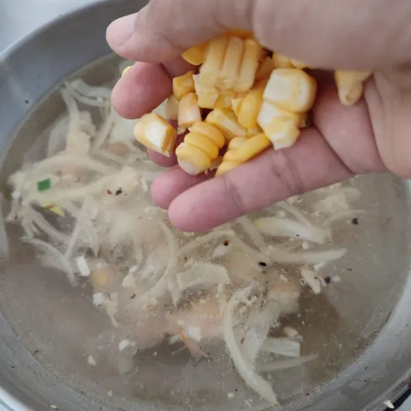 Masukkan jagung ketika air mulai mendidih. Masak sampai jagung empuk.