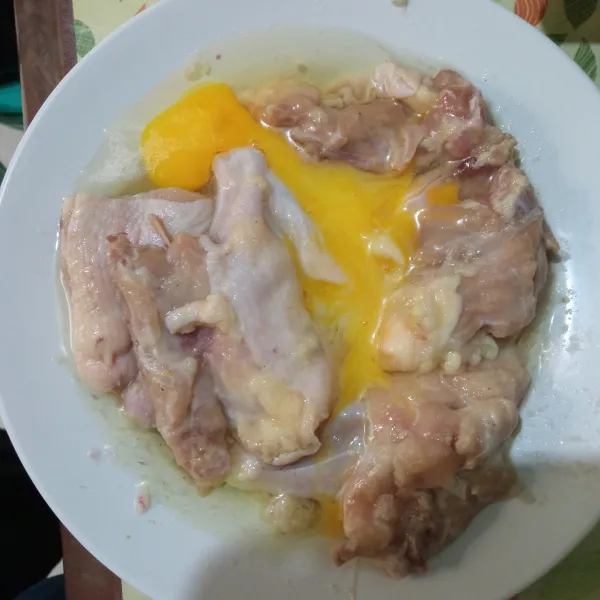 Kocok telur, lalu masukkan ke dalam ayam sambil diremas-remas, lalu sisihkan.