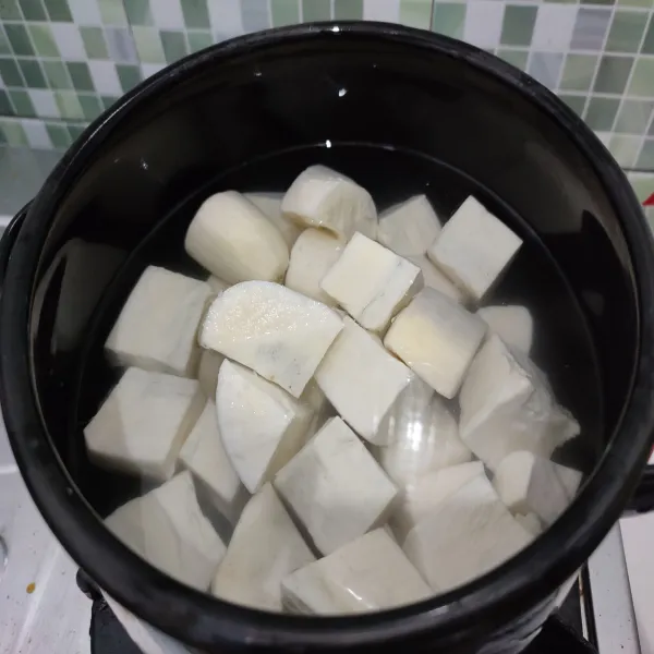 Kupas singkong, potong jadi beberapa bagian sesuai selera. Beri sedikit garam, rebus hingga empuk, tiriskan airnya.