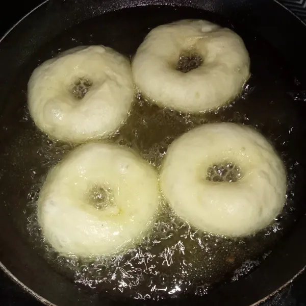 Lubangi adonan dan goreng dengan api kecil hingga matang dan keemasan, angkat dan tiriskan.