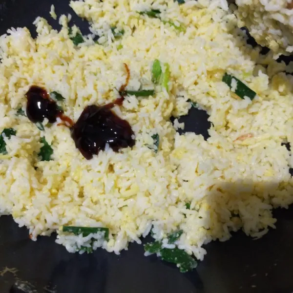 Setelah telur matang masukkan saus tiram, garam, dan lada bubuk. Cicipi rasanya.