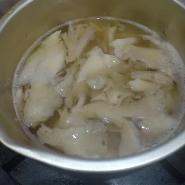 Cuci jamur, lalu rebus selama 3 menit dengan garam.