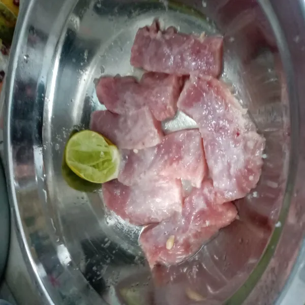 Potong potong memanjang ikan tuna lalu marinasi dengan jeruk nipis dan garam selama 10 menit.