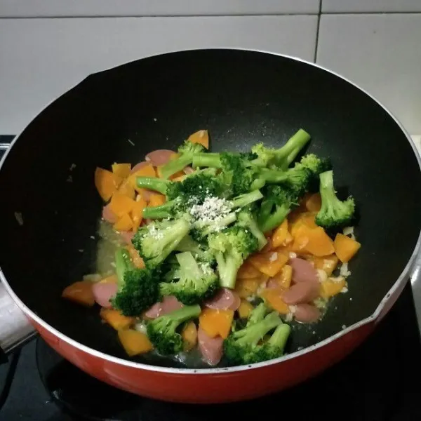 Masukkan brokoli dan tambahkan kaldu jamur. Masak sampai matang.