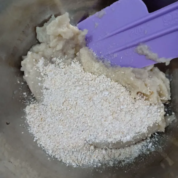 Pindahkan pada wadah, tambahkan tepung oats, kaldu bubuk, dan lada bubuk, aduk rata sampai bisa dibentuk, jika belum bisa dibentuk tambahkan tepung oatsnya.