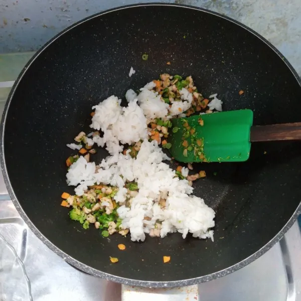 Tambahkan nasi, gula, garam dan lada bubuk. Aduk rata. Masak sebentar. Icip rasa. Angkat dan sajikan.