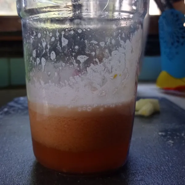 Blender tomat dengan air. Sisihkan dahulu.