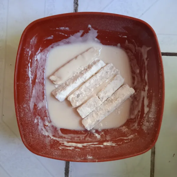 Masukkan ke dalam adonan tepung basah, hingga menyelimuti sisinya.