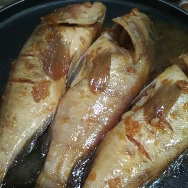 Panaskan teflon bakar ikan hingga matang kedua sisi, angkat dan sajikan dengan nasi hangat dan sambal favorit.