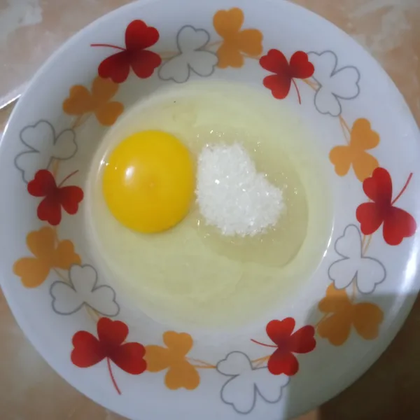 Siapkan telur dan gula lalu kocok sampai tercampur rata