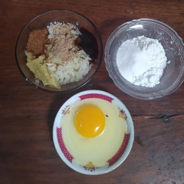 Siapkan bumbu, tepung dan telur.