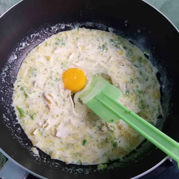 Masukkan telur, aduk rata.