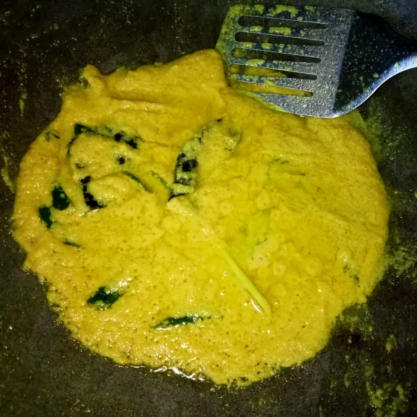 Panaskan 100 ml minyak goreng, masukkan sereh, daun jeruk dan daun salam, lalu masukkan bumbu halus, tumis bumbu hingga benar-benar matang agar tidak langu.
