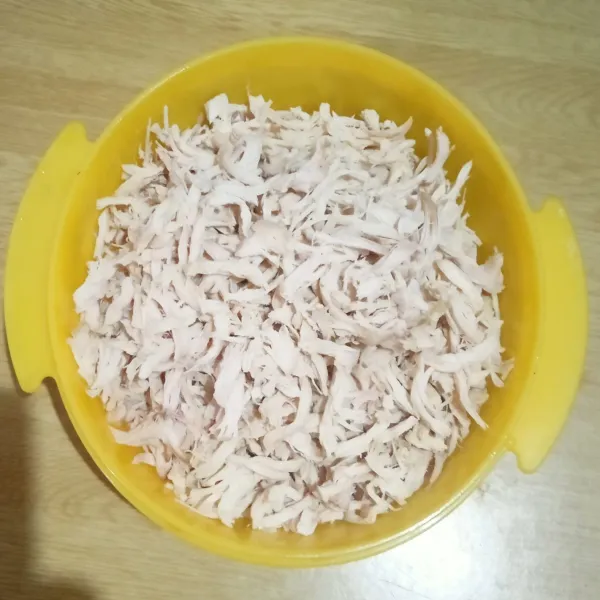 Setelah ayam dingin, suir-suir, sisihkan.