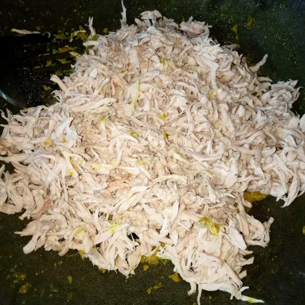 Masukkan ayam suir, aduk rata.
