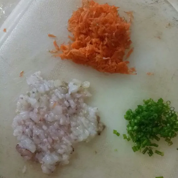 Cuci bersih udang, wortel dan daun bawang. Cincang halus udang dan daun bawang. Untuk wortel diparut dengan parutan keju.