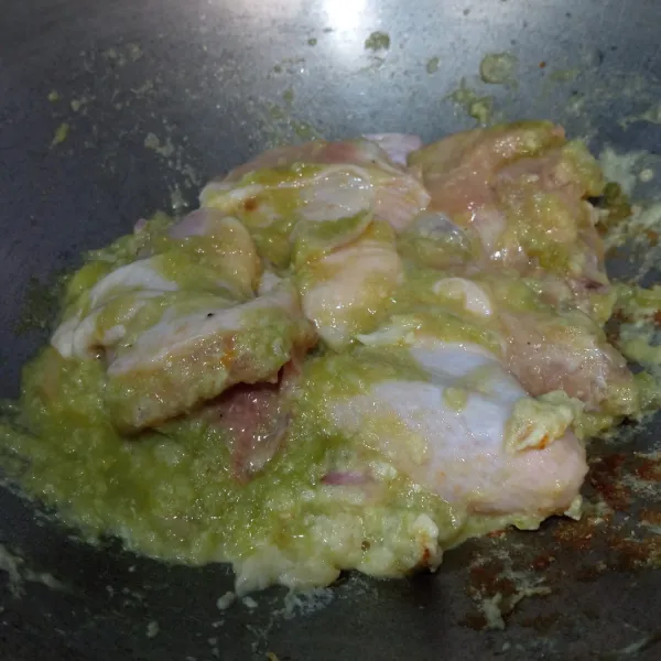 Masukkan ayam, masak hingga ayam berubah warna.