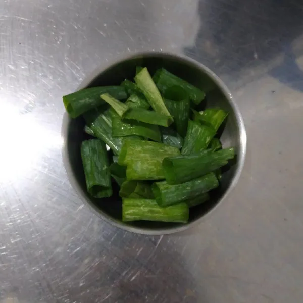 Potong-potong daun bawang sepanjang 2 cm.