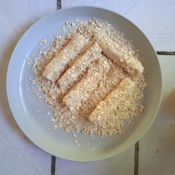 Terakhir balur Tempe kedalam oatmeal sambil ditelan supaya menempel sempurna. Bisa dismpan dahulu 15 menit dalam lemari es.