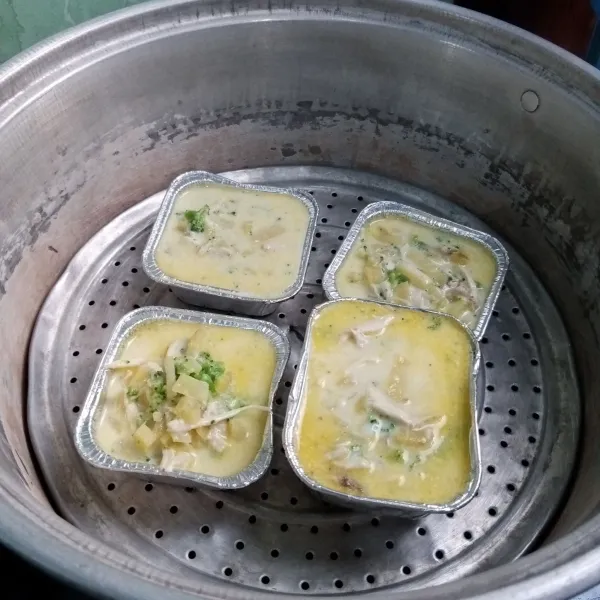 Tuang dalam aluminium foil cup dan kukus sampai matang.