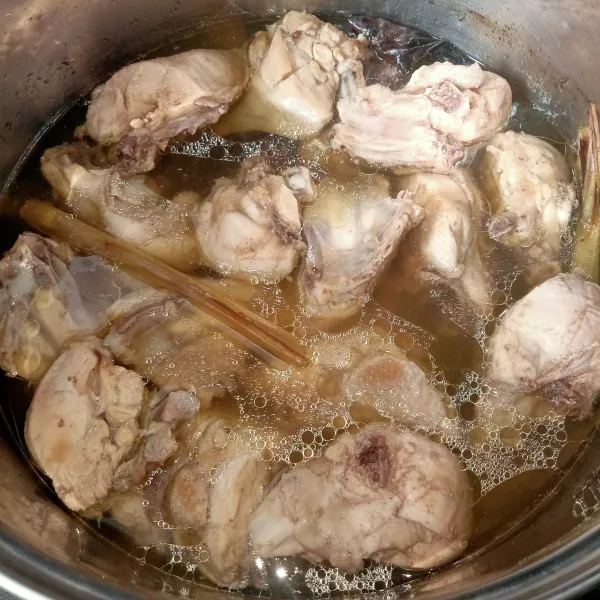 Rebus ayam dengan 1 liter air bersama sereh, daun salam dan daun jeruk hingga matang, angkat.