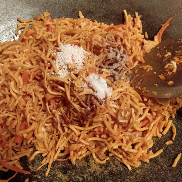 Masukan bumbu, kecap, garam, merica, dan kaldu jamur. Cicip rasa.