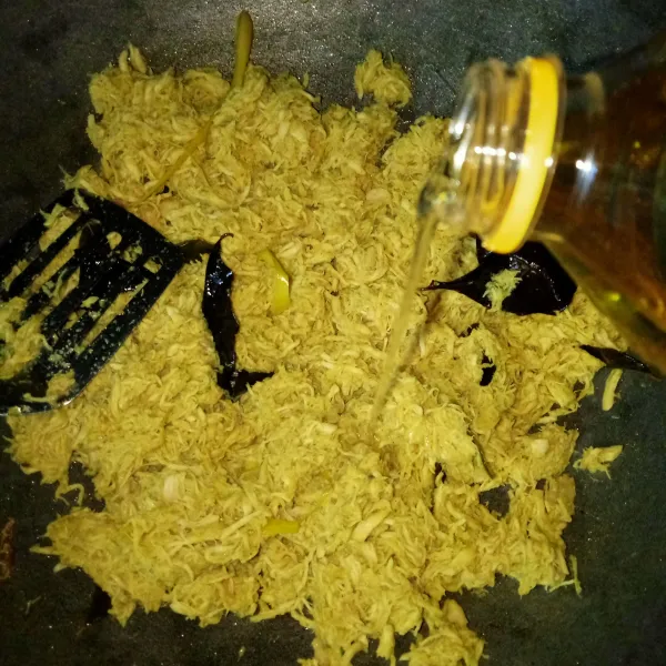 Masak hingga air mengering, koreksi rasa, kemudian tambahkan sisa minyak 200 ml.