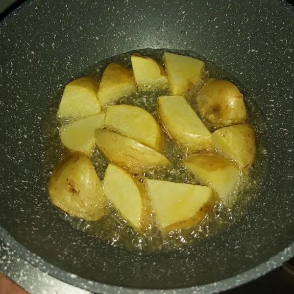 Bersihkan kentang, potong sesuai selera lalu goreng sebentar. Tiriskan.
