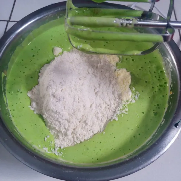 Turunkan kecepatan. Masukkan tepung,susu bubuk dan baking powder. Mixer sampai tercampur rata.