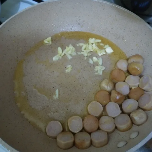 Kemudian masukkan bawang putih, masak hingga matang, aduk rata.
