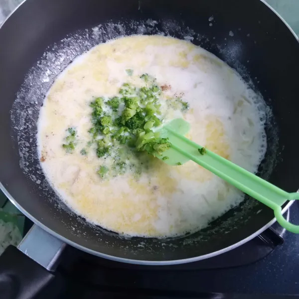 Setelah kentang agak empuk, masukkan brokoli, aduk rata.