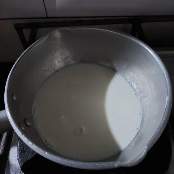Siapkan panci lalu masukkan susu cair dan masak dengan api kecil.