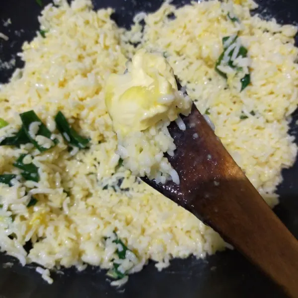 Masukkan butter, aduk rata hingga telur matang.
