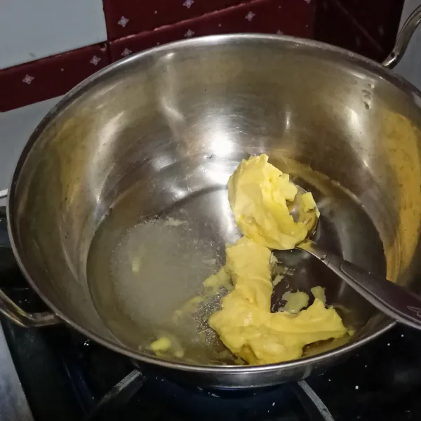 Masukkan margarin, air dan sedikit gula ke dalam panci kecil. Lalu didihkan sambil terus diaduk sampai tercampur rata.