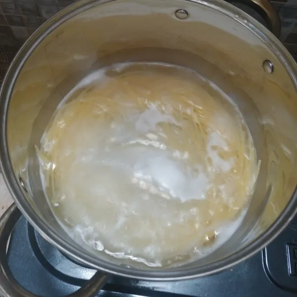 Rebus pasta sampai matang, angkat dan tiriskan.