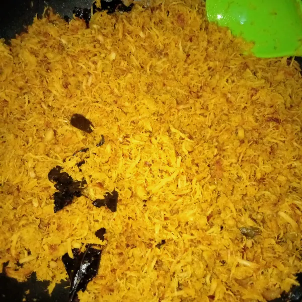 Masak sambil terus diaduk hingga kering, angkat.