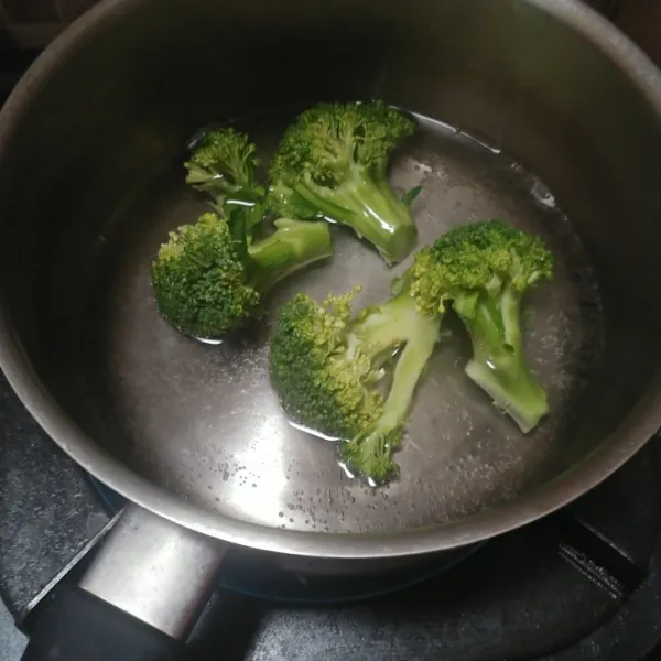 Cuci bersih brokoli lalu rebus hingga matang, angkat dan tiriskan.