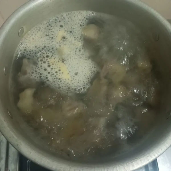 Cuci bersih kikil sapi kemudian potong dadu. Rebus 2 kali dengan menambahkan daun jeruk. Lalu buang air rebusannya.