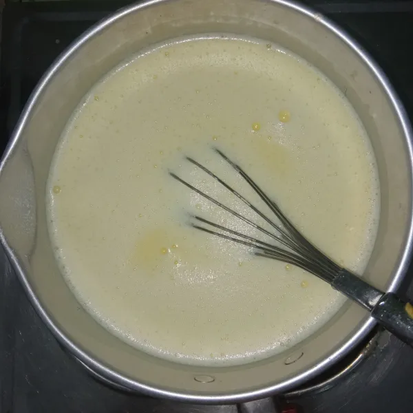 Masukkan jus jagung, susu, agar- agar dan gula pasir ke dalam panci lalu rebus hingga matang.