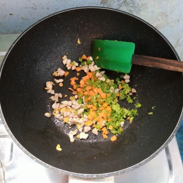 Masukkan brokoli, wortel dan buncis. Aduk rata. Masak sampai layu.