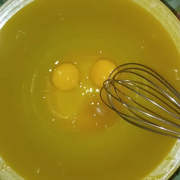 Masukkan telur dan gula pasir ke dalam baskom, aduk hingga gula larut.